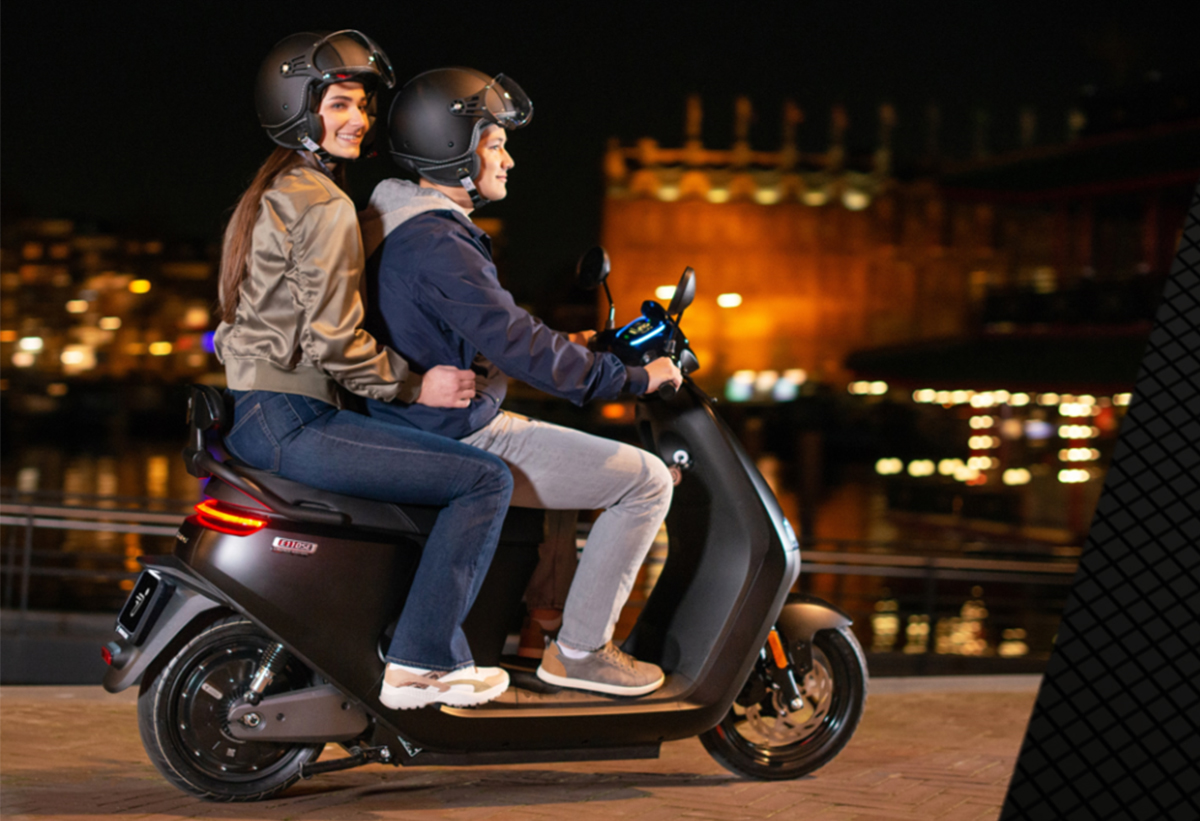  Βλέπουμε το Escooter E110SΕ της Segwey κατά την διάρκεια της μεταφοράς